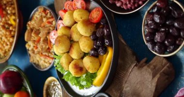 Nohuttan yapılmış falafel topları. Orta Doğu mutfağı. Bayram yemeği. Yüksek kalite 4k görüntü