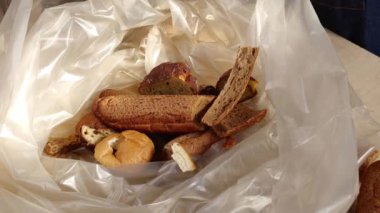 Satılmamış ve yenmemiş ekmek fazlalığı çöpe atılır. Fırın atıkları hayvan yemi