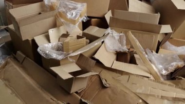 Karton israfı. Kullanılmış karton kargo kutuları. Çarşaflar ya da kullanılmış, atılmış ya da atık olarak kabul edilmiş katmanlı sert kağıtlar. Yüksek kalite 4k görüntü