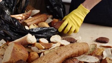 Baker satılmamış ekmeği çöpe atıyor. Fırınlar ziyan oluyor. Çöpe atılan hamuru yeniden düzenliyorum. Yüksek kalite 4k görüntü