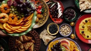 Bayram mübareği. Geleneksel Orta Doğu mutfağı, akşam yemeği. Ramazan iftarı. Müslüman bir aile birlikte yemek yer. Yüksek kalite 4k görüntü