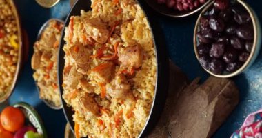 Pirinç Pilaf. Bayram sofrası. Ramazan aile yemeği. Hızlı hücum, iftar. Yüksek kalite 4k görüntü