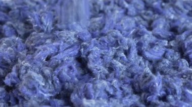 Geri Getirilmiş Mavi Pamuk İpliği. Kalitesiz fiber atık. Yüksek kalite 4k görüntü