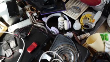 Elektronik atık veya e-atık, atık elektrik veya elektronik cihazları tanımlar. Yüksek kalite 4k görüntü