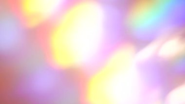 Kristal prizma pastel gökkuşağı renklerinde ışığı kırıyor. Elmas yumuşak holografik arka plan. Cam serpintisi. Yüksek kalite 4k görüntü