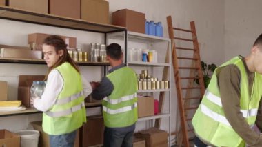 Erkek gönüllüler bir gıda deposunda çalışıyor. Yüksek kalite 4k görüntü