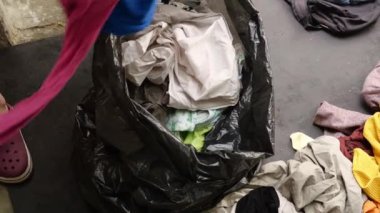 Elbiseleri çöp sahasına at. Yüksek kalite 4k görüntü