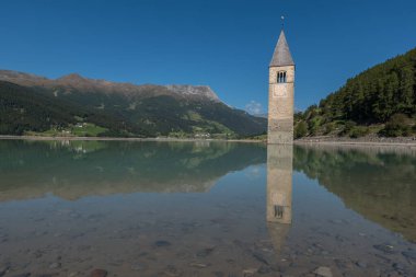Campanile Gölü Resia, Val Venosta, Güney Tyrol İtalya