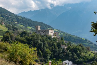 Sluderno Val Venosta, Güney Tyrol İtalya 'daki kanalların yolu