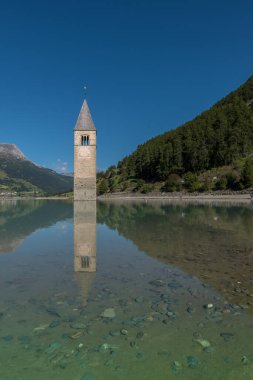 Campanile Gölü Resia, Val Venosta, Güney Tyrol İtalya