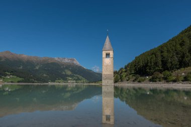 Campanile Gölü Resia, Val Venosta, Güney Tyrol İtalya