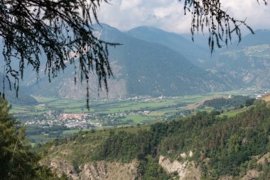 Sluderno Val Venosta, Güney Tyrol İtalya 'daki kanalların yolu