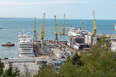 Körfezde Ancona teknesi