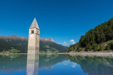 Campanile Gölü Resia, Val Venosta, Güney Tyrol İtalya