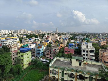 Yaz yoğun şehir kuşları Kolkata, Batı Bengal, Hindistan 'a bakıyor.