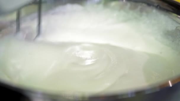 ケーキのためのクリームを打つミキサー お菓子の調理法 休日のパイ焼き 卵の白 — ストック動画