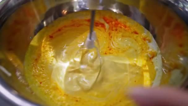 Crème Jaune Est Fouettée Avec Mélangeur Pour Décorer Gâteau Bonbons — Video