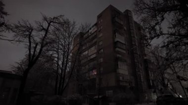 Gece karanlığında soğuk şehir Kyiv. Rus füze saldırısından sonra ışıklar sönüyor. Ukrayna savaşı. Kamikaze insansız hava araçları tarafından nesiller boyu yok edildi. Enerji krizi. Elektriği kesin, elektriği kesin.