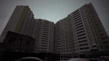 Kesinti, elektrik kesintisi, kesinti. Rus füze saldırısından sonra termik santrallerin tahrip olması nedeniyle ışıklar sönüyor. Ukrayna savaşı. Gecenin karanlığında iç karartıcı, soğuk bir şehir. 