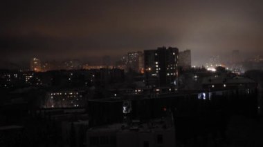 Geceleri Kyiv, elektrik kesintisi. Savaş krizi. Rusya 'nın Ukrayna' nın enerji sektörüne yaptığı füze saldırısı. Kesinti, elektrik kesintisi.,