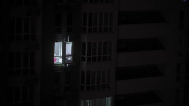 Elektrik olmayınca pille çalışan fener odayı aydınlatıyor. Evin penceresi dışarıdan görüldüğü gibi. Savaş krizi. Rusya 'nın Ukrayna' nın enerji sektörüne saldırısı. Kesinti,