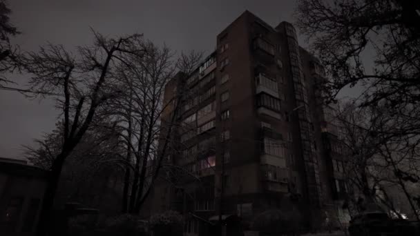 Холодне Місто Києва Вночі Темряві Освітлюється Після Російської Ракетної Атаки — стокове відео