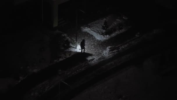 Люди Ліхтариками Ходять Темних Вулицях Освітлюється Після Російської Ракетної Атаки — стокове відео