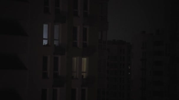 Człowiek Latarką Chodzi Pokoju Kiedy Nie Prądu Ciemne Okna Domu — Wideo stockowe