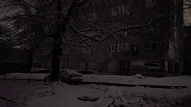 Rus füze saldırısından sonra termik santrallerin tahrip olması nedeniyle ışıklar sönüyor. Ukrayna savaşı. Gecenin karanlığında iç karartıcı, soğuk bir şehir. Kesinti, elektrik kesintisi, kesinti.