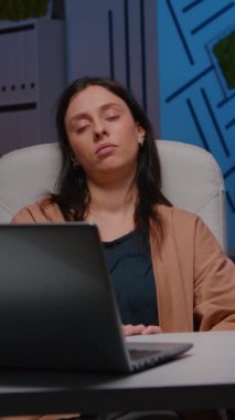 Yeni açılan şirket ofisinde masa başında uyuyan iş kadını yoruluyor. Şirket üniversitesi uyanıyor ve finans stratejisi planlama çalışmalarına başlıyor. Ekonomi toplantısı gece geç saatlerde.