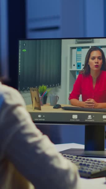 Vídeo Vertical Mulher Gerente Conversando Com Colega Trabalho Durante Videoconferência — Vídeo de Stock