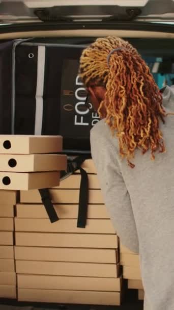 Vídeo Vertical Correio Feminino Afro Americano Tirando Enorme Pilha Caixas — Vídeo de Stock