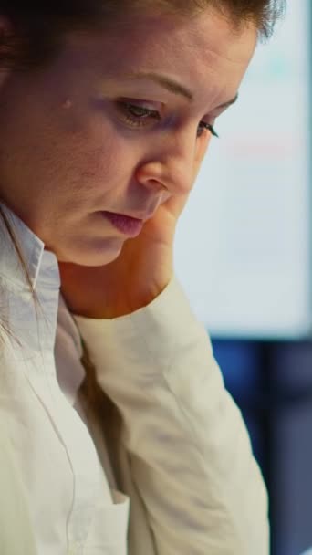 Vertikal Video Närbild Stressad Upptagen Kvinna Med Huvudvärk Som Arbetar — Stockvideo