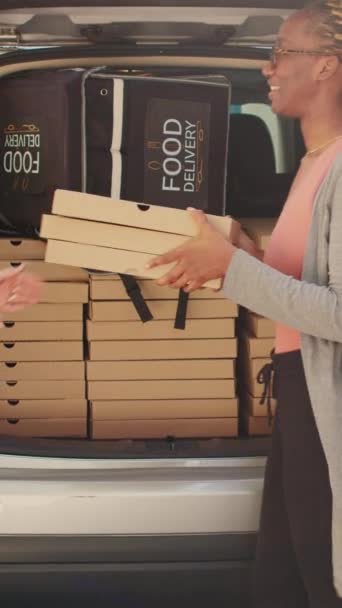 Dikey Video Pizzacı Bagajdan Yemek Paketleri Veriyor Kapıdaki Kadına Pizza — Stok video
