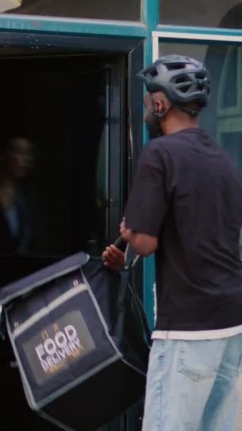 Dikey Video Müşteri Fast Food Servis Kuryesine Bağırıyor Taşıyıcı Kapıdaki — Stok video