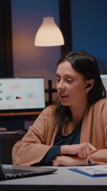 Mujer Negocios Con Auriculares Discutiendo Estadísticas Marketing Planificación Estrategia Negocio — Vídeo de stock