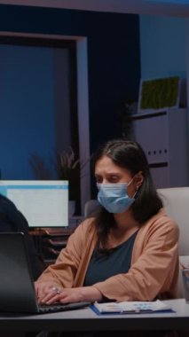 Gece geç saatlerde ofis planlama toplantısında çalışan yüz maskesi takmış çok çalışan bir girişimci. Yorgun iş kadını, meslektaşları gittikten sonra şirket odasında yalnız kaldı.