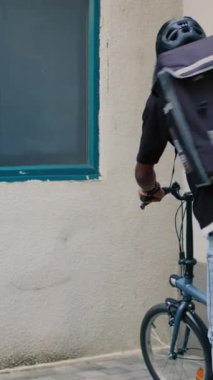 Dikey video: Teslimat müşterisi Po Terminali 'ndeki yemek siparişini ödemek için kredi kartı kullanıyor ve irtibatsız ödemeyi seçiyor. Yemek dağıtım servisi çalışanı, yemek servisi, kadın müşteri...