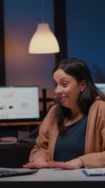 Mutlu neşeli iş kadını dizüstü bilgisayara bakarken gülümsüyor ve şirket terfisini geri kazanıyor. Gecenin geç saatlerinde şirket ofisinde çalışan neşeli, mutlu bir yönetici.