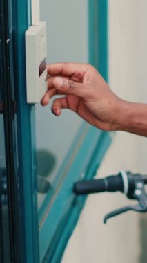 Dikey video: Yemek dağıtım servisi çalışanı müşteriye kağıt torba içinde sipariş veriyor, ön kapıya paket yemek getiriyor. Fast food lokantası yemeğiyle paket alan bir kadın. El kamerasıyla. Kapat..