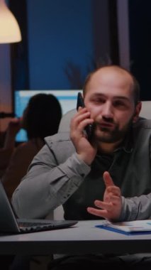 Stresli, sinirli iş adamı masa başında oturmuş şirketlerin şirketteki sorunlarını tartışıyordu. Mutsuz sinir bozucu yönetici iş problemini çözüyor