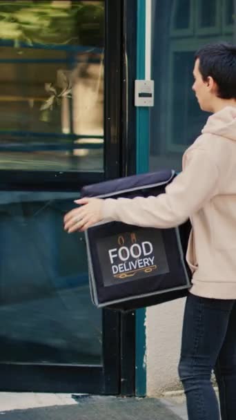 Вертикальне Відео Молодий Клієнт Приймає Замовлення Їжу Ресторані Використовуючи Смарт — стокове відео