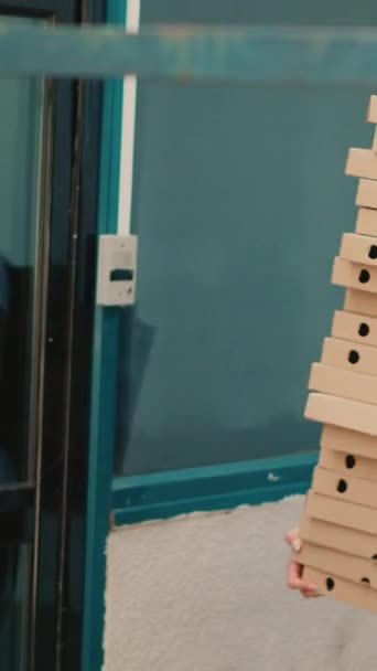 Dikey Video Fast Food Yemek Kuryesi Pizza Kutularını Binanın Dışına — Stok video