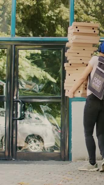 垂直视频 速食送货员把披萨盒扔在客户的前门 跌跌撞撞地跑着 送货服务不佳 皮萨店外卖员工试图接住掉下的包裹 — 图库视频影像