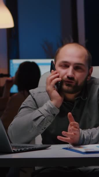 Znepokojený Rozzlobený Obchodník Který Sedí Stolu Diskutuje Firemních Problémech Telefonu — Stock video