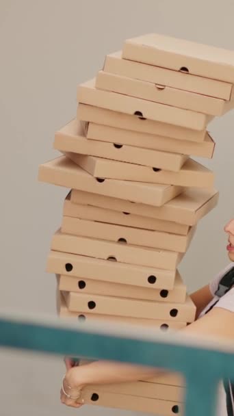 Vídeo Vertical Transportadora Feminina Tentando Pegar Caixas Pizza Caindo Agindo — Vídeo de Stock
