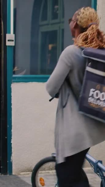 Vidéo Verticale Courrier Livraison Nourriture Donnant Repas Sac Papier Femme — Video
