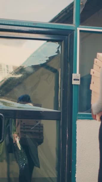Vidéo Verticale Femme Livreuse Portant Pile Boîtes Pizza Pour Livrer — Video