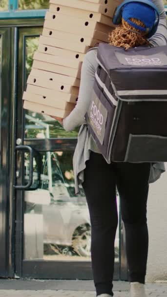 Vídeo Vertical Portador Femenino Dejando Caer Paquetes Pizza Cliente Triste — Vídeos de Stock