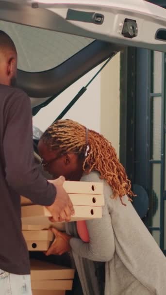 Vidéo Verticale Courrier Pizzeria Femelle Livrant Des Piles Paquets Pizza — Video
